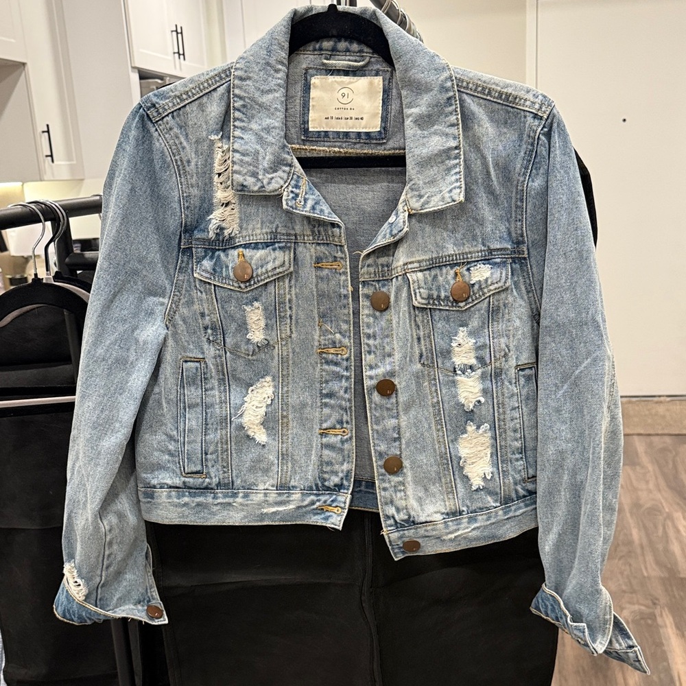 🟡 $25 SALE - Cotton On Light Blue Distressed Jean Jacket